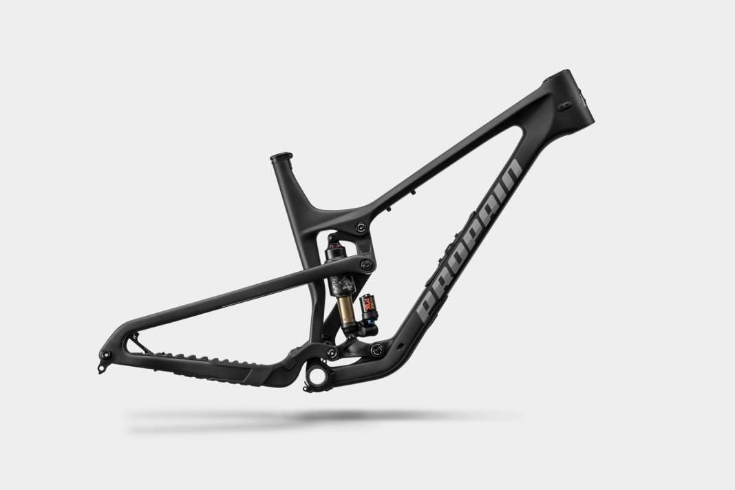 Propain PRO10-Hinterbau soll feinfühlig und antriebsneutral sein. Optimiert wurde am neuen Spindrift die Position des Dämpfers. Die leicht schräge Lage bringt mehr Einschubtiefe für die Sattelstütze.