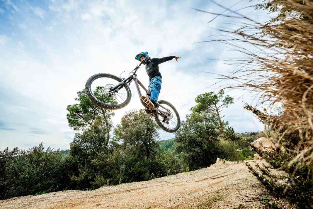 Mit den neuen Jugend-Mountainbikes Propain Tyee YTH und Propain Spindrift YTH kann der Nachwuchs problemlos in die Luft gehen.