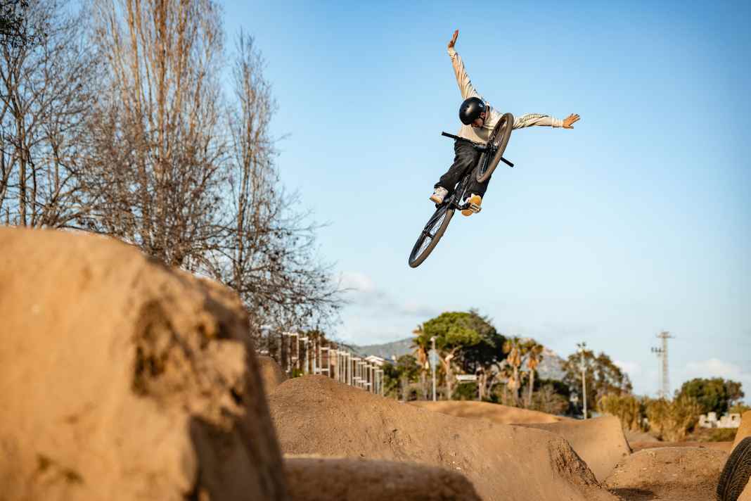 Hoch die Hände, Wochenende: Dirtjumps, Pumptracks und Skateparks sind perfekte Spielplätze für die Freizeit. Wir zeigen sieben passende Bikes.