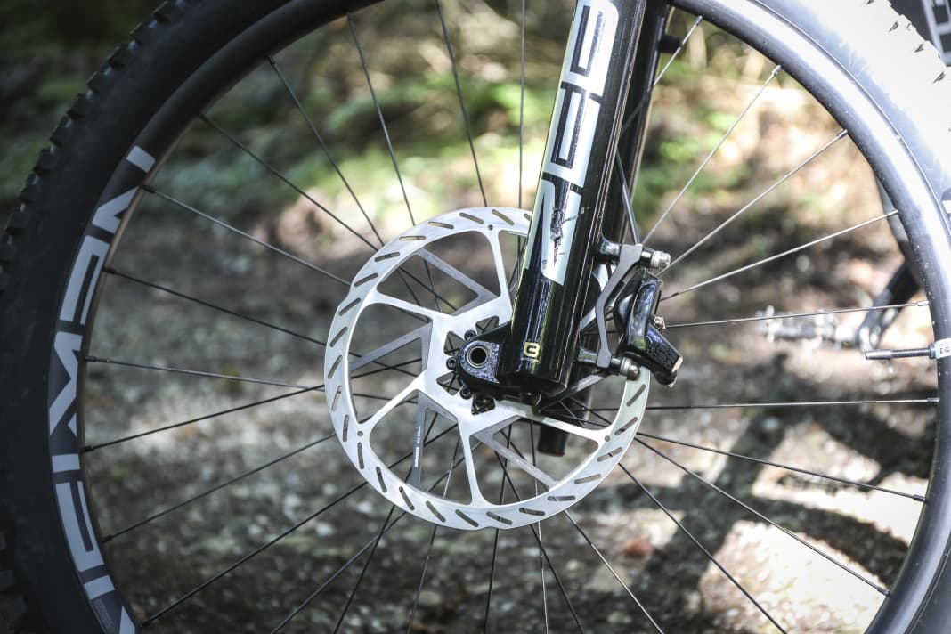 Thick, large brake discs at the front. The Sram HS2 in 220 mm look great on the Ekano.