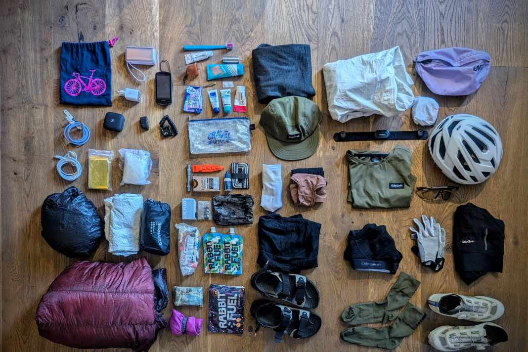 Sandras vorläufiges Gepäck. Ein Teil, zum Beispiel Windweste, Regenhose, Überschuhe habe ich mir zum Start geschickt. Leider ist in der Postfiliale ein Fehler passiert, so dass die Sendung verspätet auf den Weg ging und aufgrund des Feiertages nicht rechtzeitig ankam.