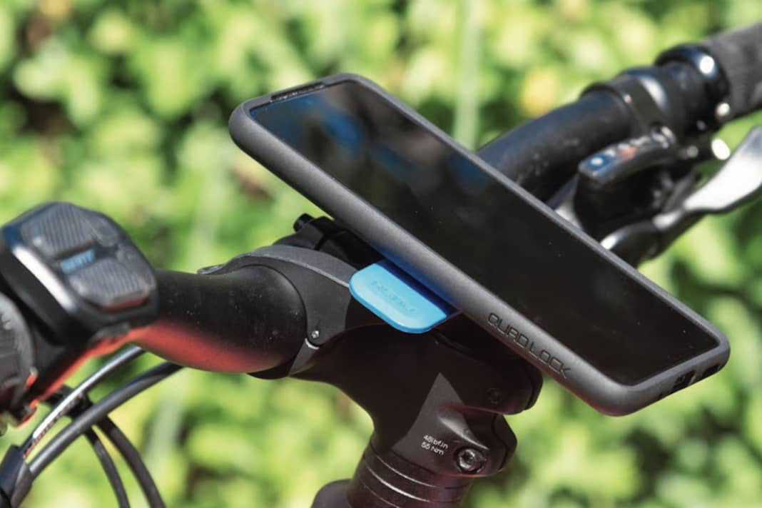 QuadLock: Eine kleine Drehung aus dem Handgelenk, und die passgenaue Hülle mit dem Smartphone rastet absolut sicher in der Halterung ein. Die Mechanik sitzt in der Basis, und ein Tastendruck gibt das Telefon wieder frei. Für viele gängige Telefone gibt es passgenaue Hüllen.