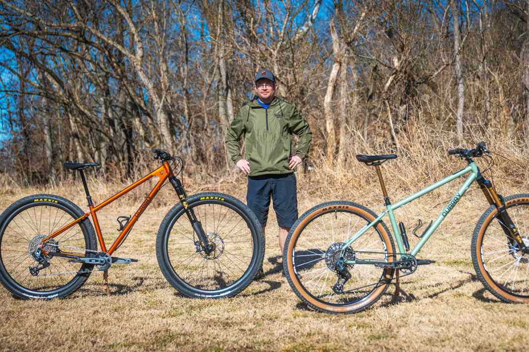 Quarry-Chef Jum Day zwischen dem neuen Rage Bait 32 (links) und dem Stave mit 29 Zoll Laufrädern.