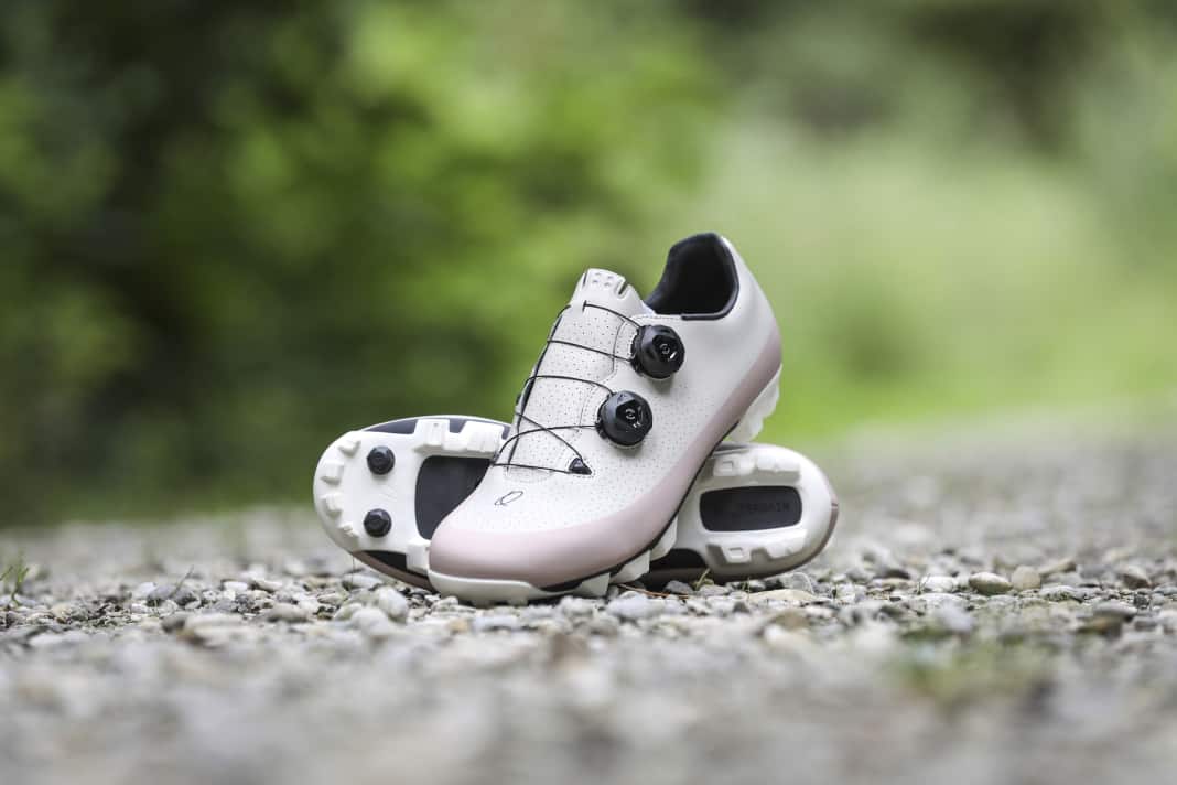 Der schicke Quoc Gran Tourer XC ist kein Neuling auf dem Gravel-Parkett und konnte uns schon bei so manchem Schotter-Tänzchen überzeugen