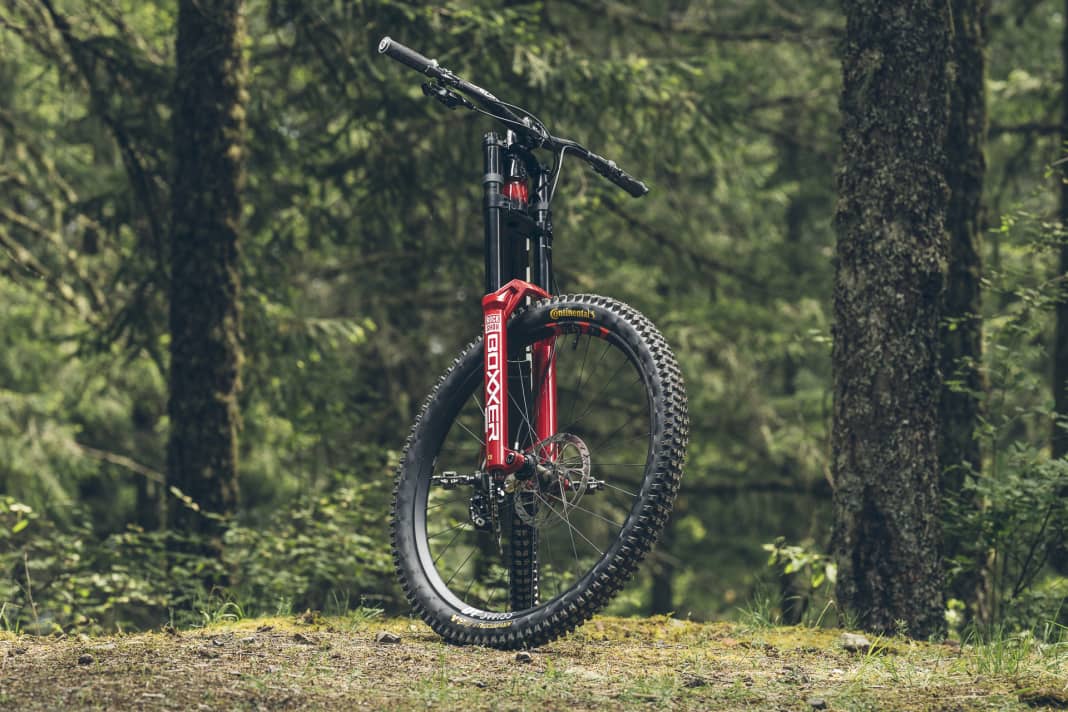 Bikers have known the look of the double bridges of a Rockshox Boxxer since the early 90s. Now there is an all-round update of the suspension fork.