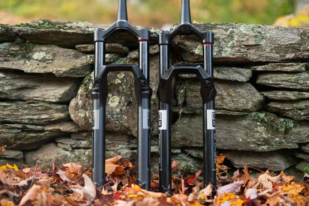 The impression is deceptive! In the photo, the two entry-level forks from Rockshox look quite similar - but the 38 mm domain (left) is significantly more robust than the Psylo with 35 mm stanchions.