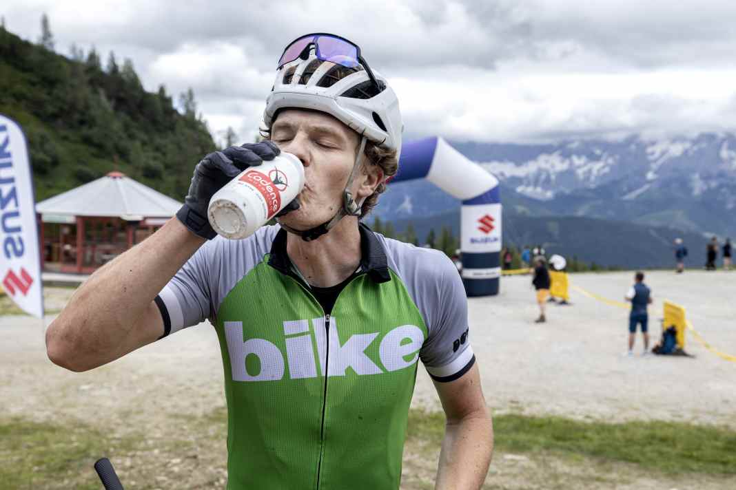 Water alone is not enough to keep the body perfectly hydrated during marathons and long tours. Our article shows what bikers should consider.