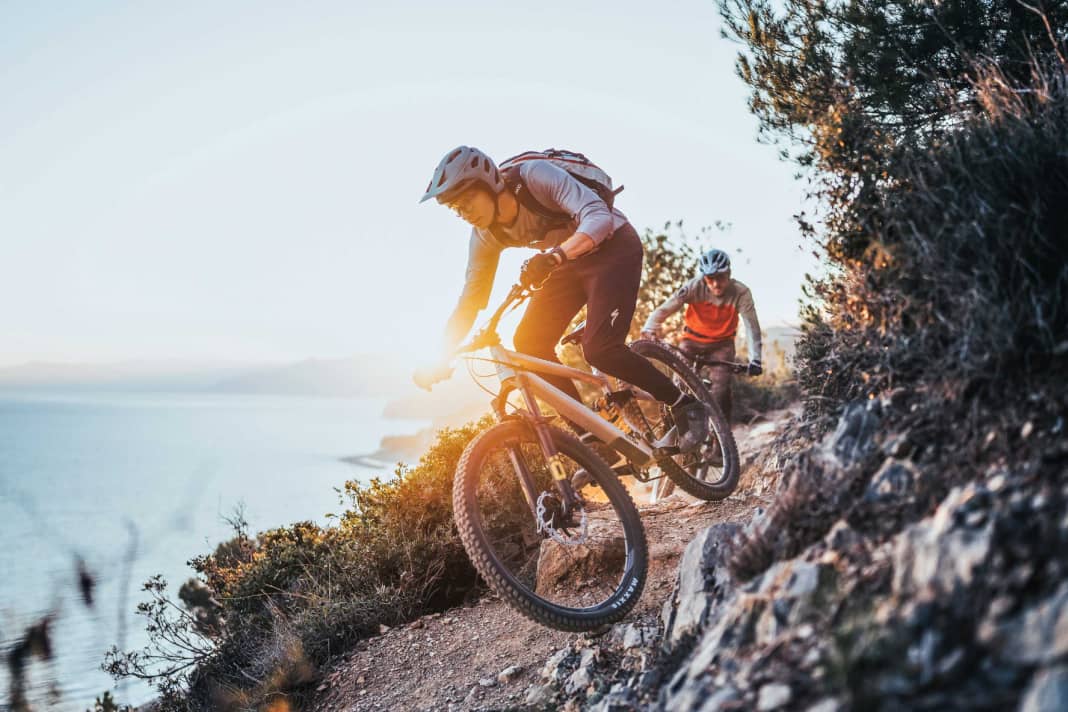 Here, the short-stroke Raaw romps along the Balcone West trail in front of the sporty Merida. Test rider Thomas Weschta in front and test manager Peter Nilges behind.