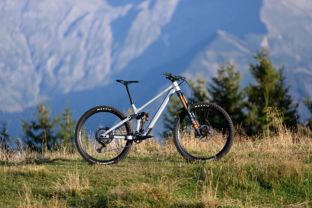 Made for sustainable riding fun: the new Raaw Madonna V3 Enduro aims to impress with its robustness and versatility.