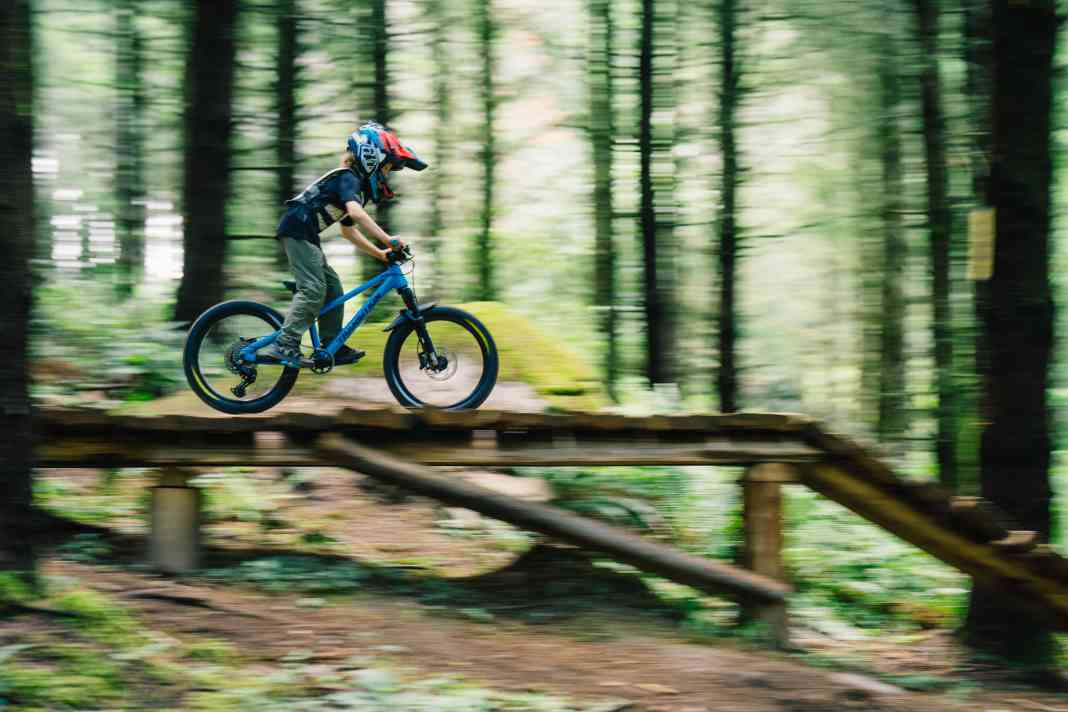 Der US-Hersteller Transition baut sein Portfolio an Kinderfahrrädern aus - damit es schon frühstmöglich auf die Trails gehen kann.