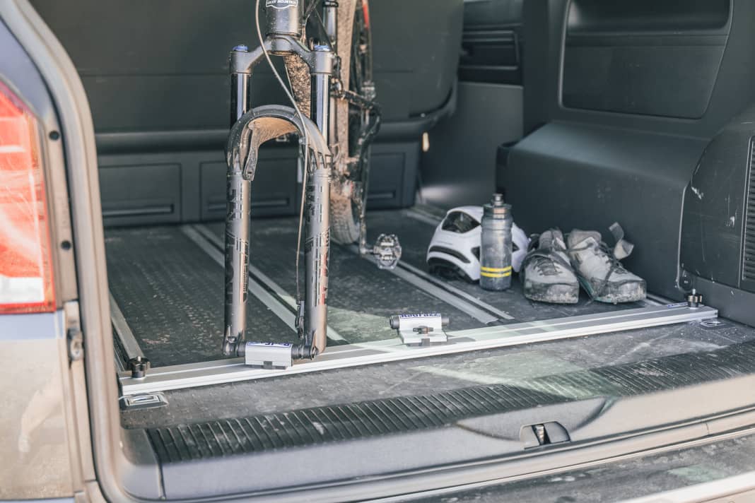 Die Grundschiene wird im Fahrzeugboden oder an den Rücksitzen verschraubt