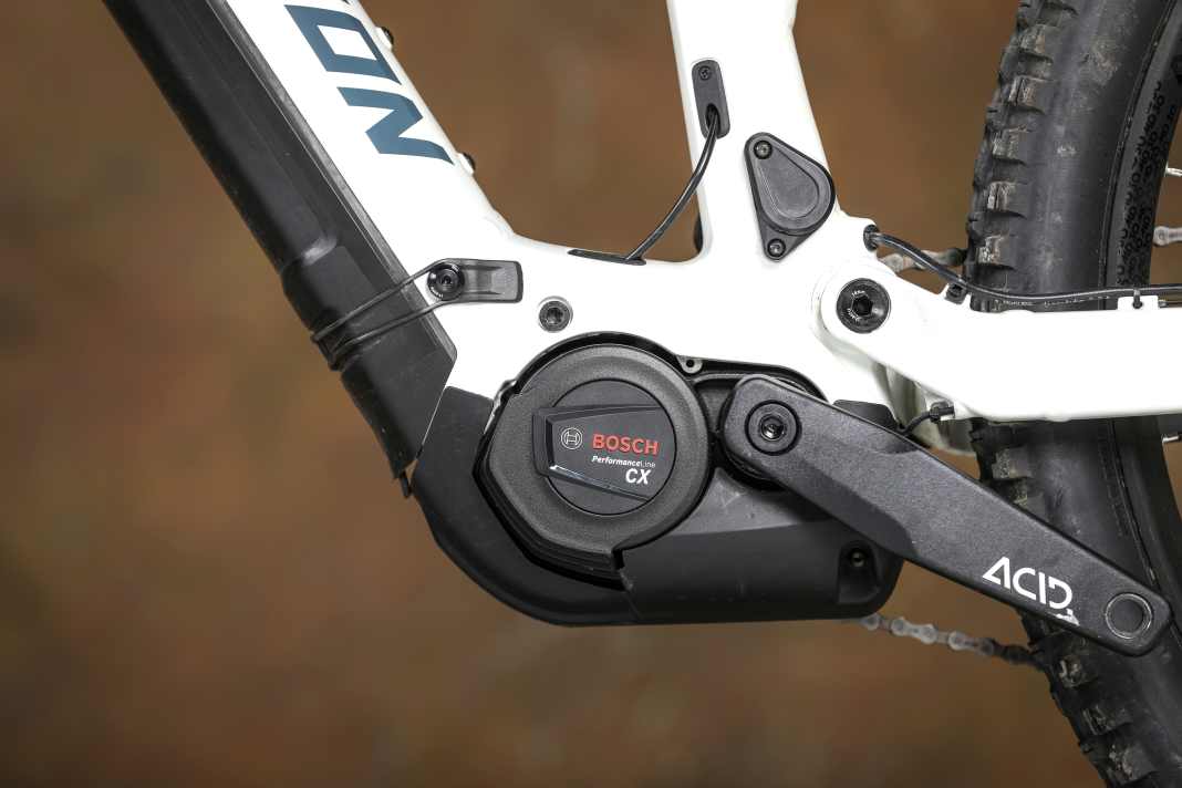 Bosch Performance CX: The absolute classic among E-MTB motors impresses in the Radon with plenty of power, lively power delivery and good modulation. Really strong when it comes to uphill flow. An absolute rarity in this price range! However, the overall system with a 750 power tube is heavy.