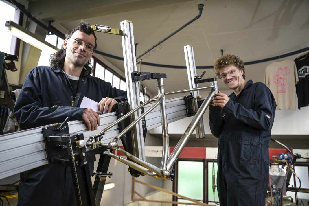 One of the world's first 32-inch frames: hand-built by frame builder Leo and our editor.