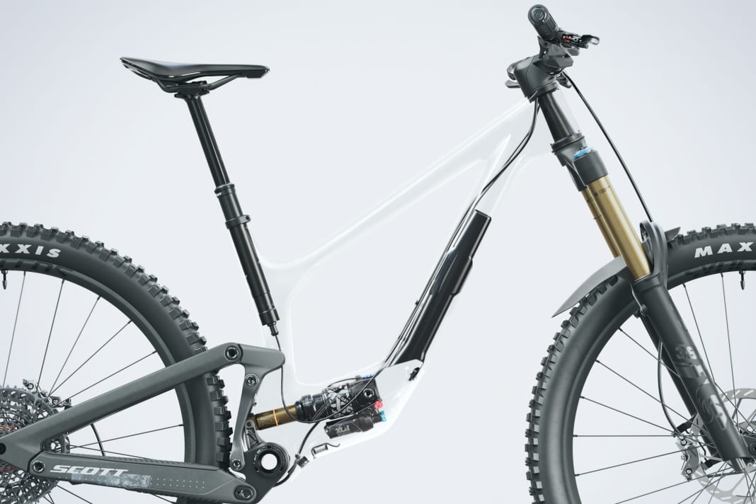 Above the shock, the voluminous down tube also has space for a puncture kit with a spare inner tube and a chain tool.