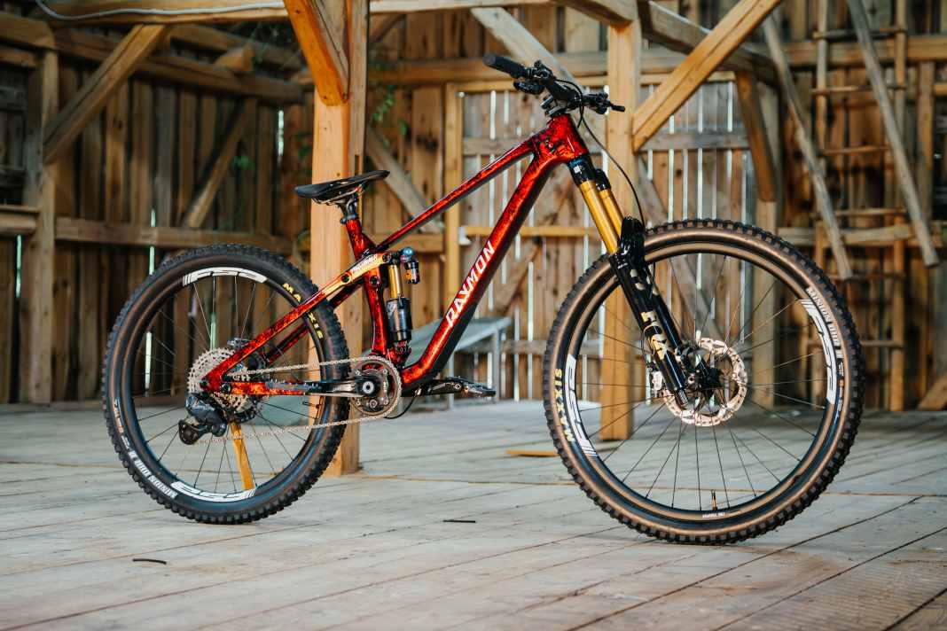 Was ist schöner: Das Bike oder Fischis renovierte Scheune? Wir sagen: beides!