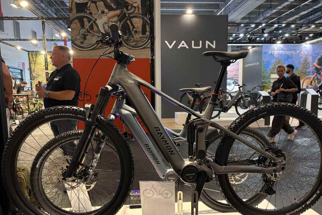 The Raymon Ridok Comp is available for 3,299 euros. The aluminium frame offers 130 mm of suspension travel and is designed for 29er wheels. Size S is fitted with 27.5-inch wheels.
