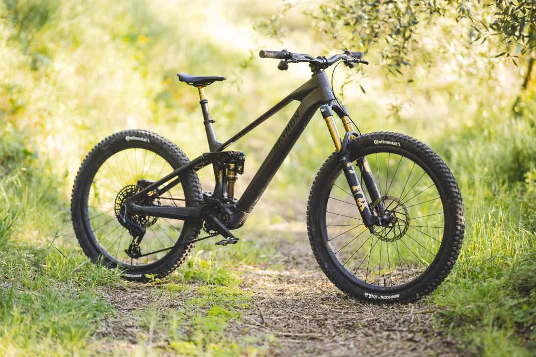 With its ultra-slim down tube and equally light weight, the Tarok sets a new benchmark for the balance between an obsession with slimness and superpower.
It’s impressive what’s possible here.