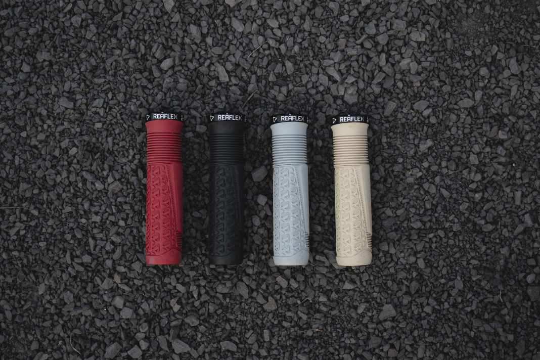 Leatt präsentiert die neuen Reaflex 6.0 MTB Griffe in vier verschiedenen Farben (Schwarz, Lava, Peanut, Granite) und zwei Größen.