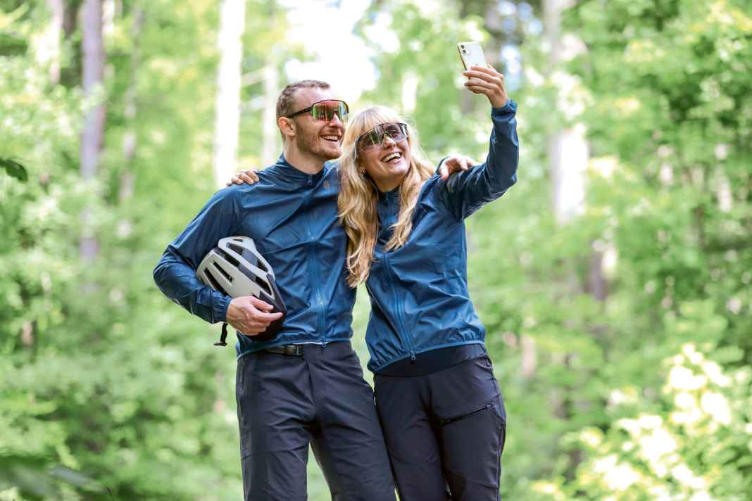 With their sporty cut, rain jackets protect racers from the wet even at high speeds - we tested six models for women and eight for men. Among others from AGU