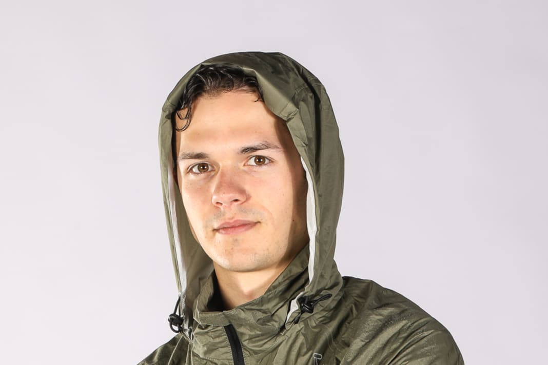 Das absolute Leichtgewicht im Test passt locker in die Trikottasche | Georg Grieshaber