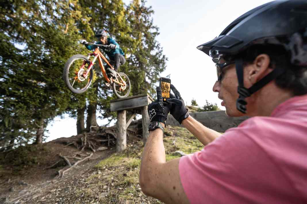 Rüber über den Drop nach langer Keller-Pause: Trek Remedy von 2008. Laurin knipst den historischen Moment.