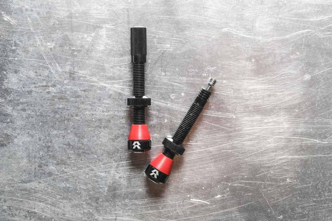 Les valves de réserve permettent à beaucoup plus d'air de circuler dans le pneu et empêchent efficacement l'intérieur de se coller.