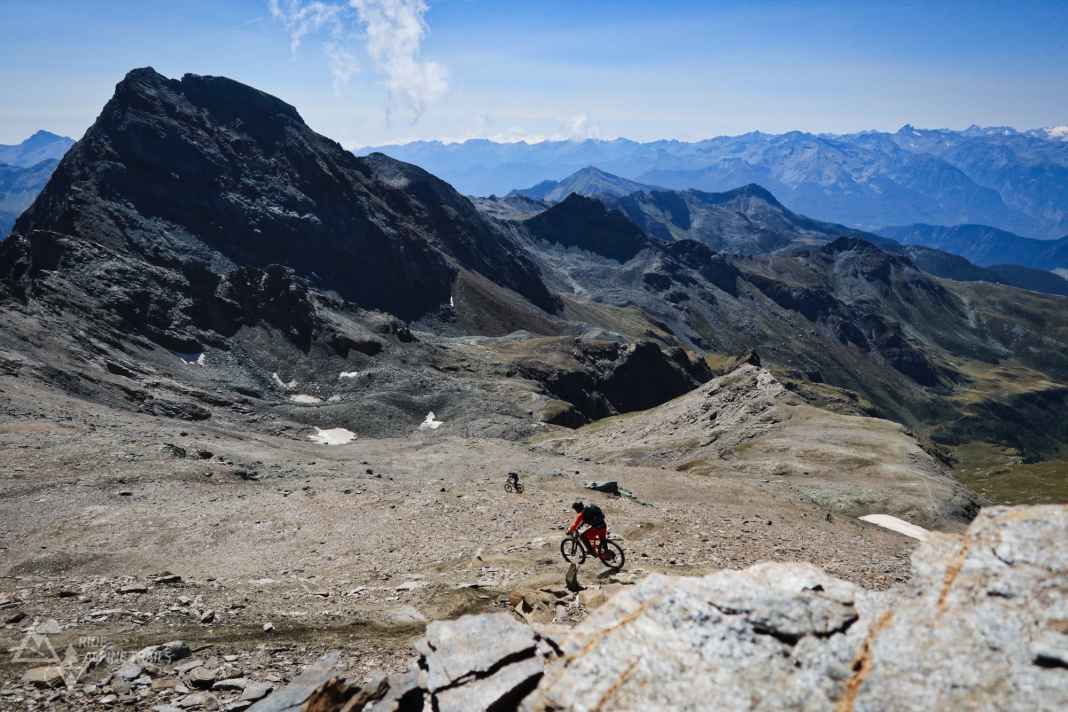 Monte Roisetta mit Aussicht: Der Monte Rosa zur einen Seite, das Aostatal zur anderen und mittendurch dieser Trail. Noch Fragen?