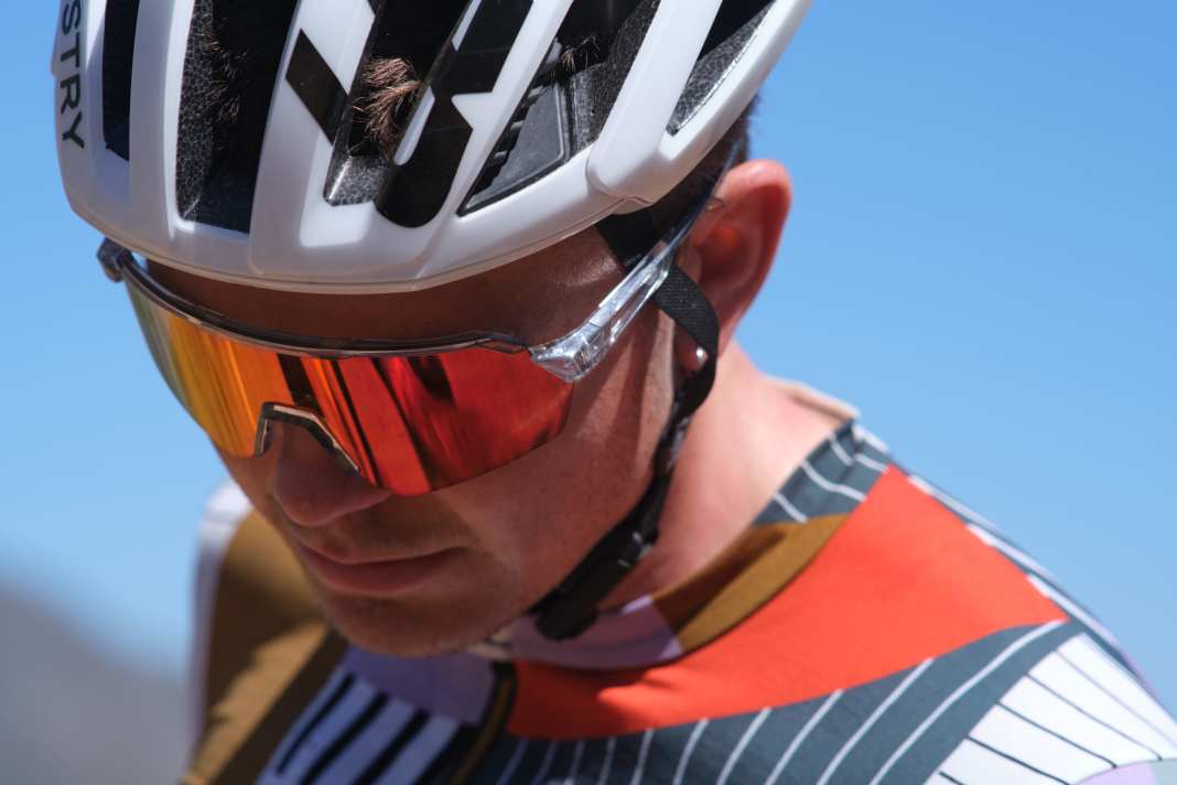 Leatt steigt mit gleich drei brandneuen Modellen ins Sonnenbrillengeschäft ein. Die RideViz Lite verzichtet auf den unteren Rahmen und spart dadurch etwas Gewicht ein