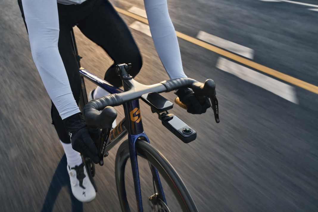 Für Radsportler, die nicht nur Bilder, sondern auch den Sound ihrer Fahrten einfangen möchten, bietet die Insta360 X5 einen eingebauten Windschutz und einen verbesserten Audio-Algorithmus.