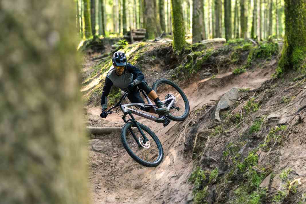 Minimum protection, maximum comfort: for riders who prefer to travel light rather than panic.