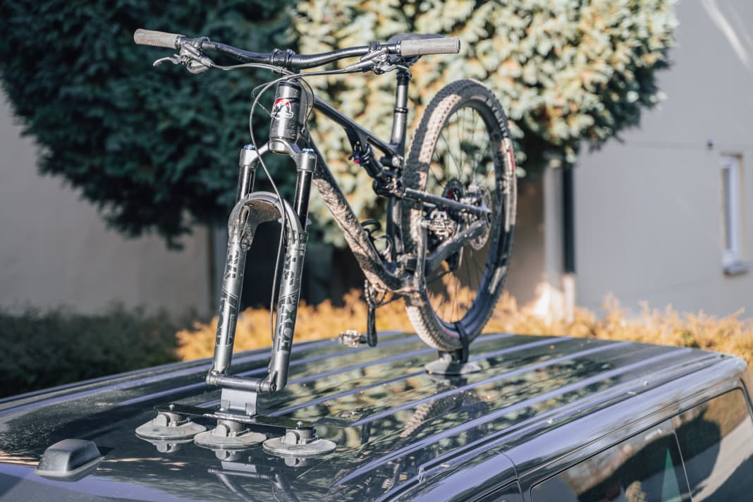 Der Rockbros wird per Saugnapf am Autodach befestigt