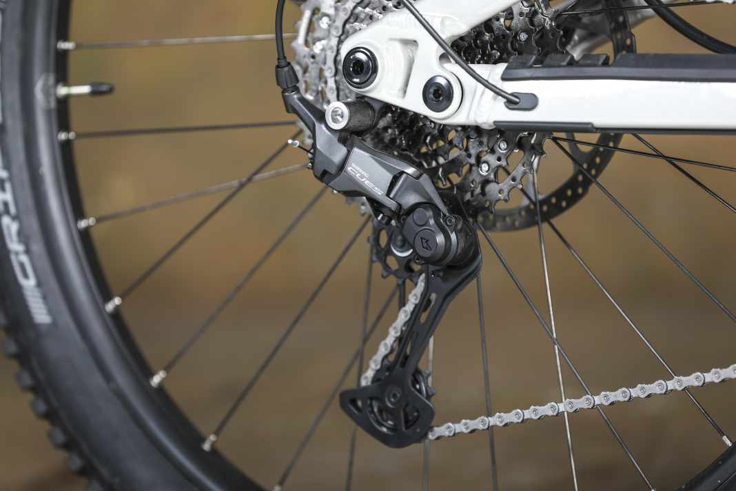 Shimanos Cues-Schaltung wird querbeet durch alle E-Fahrradgattungen verbaut, an E-Mountainbikes ist sie aber eher selten zu finden. Laut Shimano sollen die Bauteile weniger auf Gewicht als auf Haltbarkeit optimiert sein.