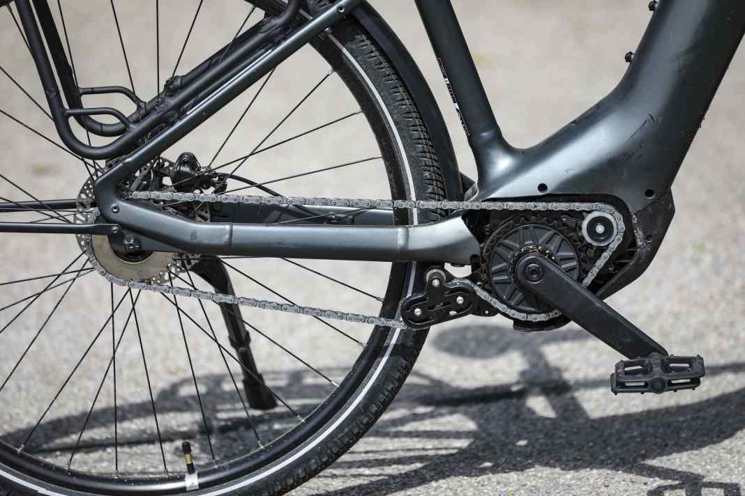 What's special is inside: The Owuru motor combines a mid-engine and automatic gearbox, with a classic chain drive.