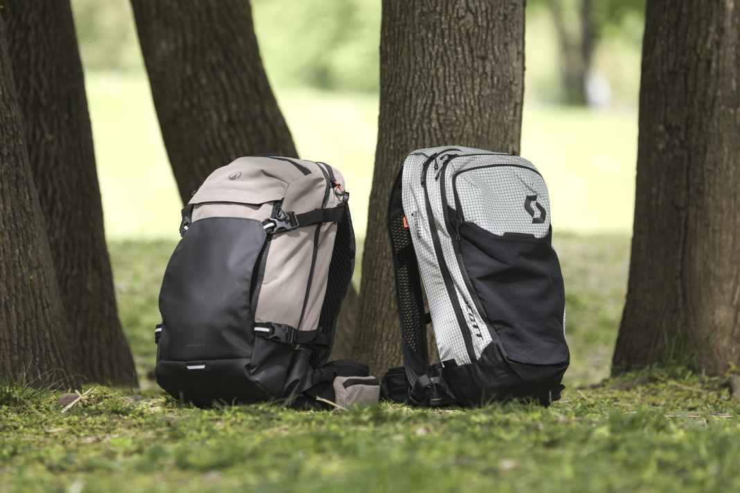 Protector backpacks combine protection and safety, but are usually very expensive. Decathlon recently added the Defence 21 to its range, costing 89.99 euros. We pitted it against the €219.99 Scott Trail Protect 20 - with astonishing results. How expensive does a protector backpack really have to be?