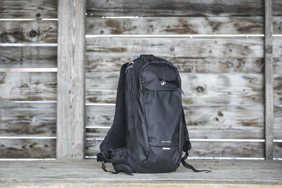 Rockrider - die Eigenmarke von Decathlon - hat mit dem Trinkrucksack MTB 12 einen leichten Tagesrucksack zum unfassbar günstigen Preis im Programm.