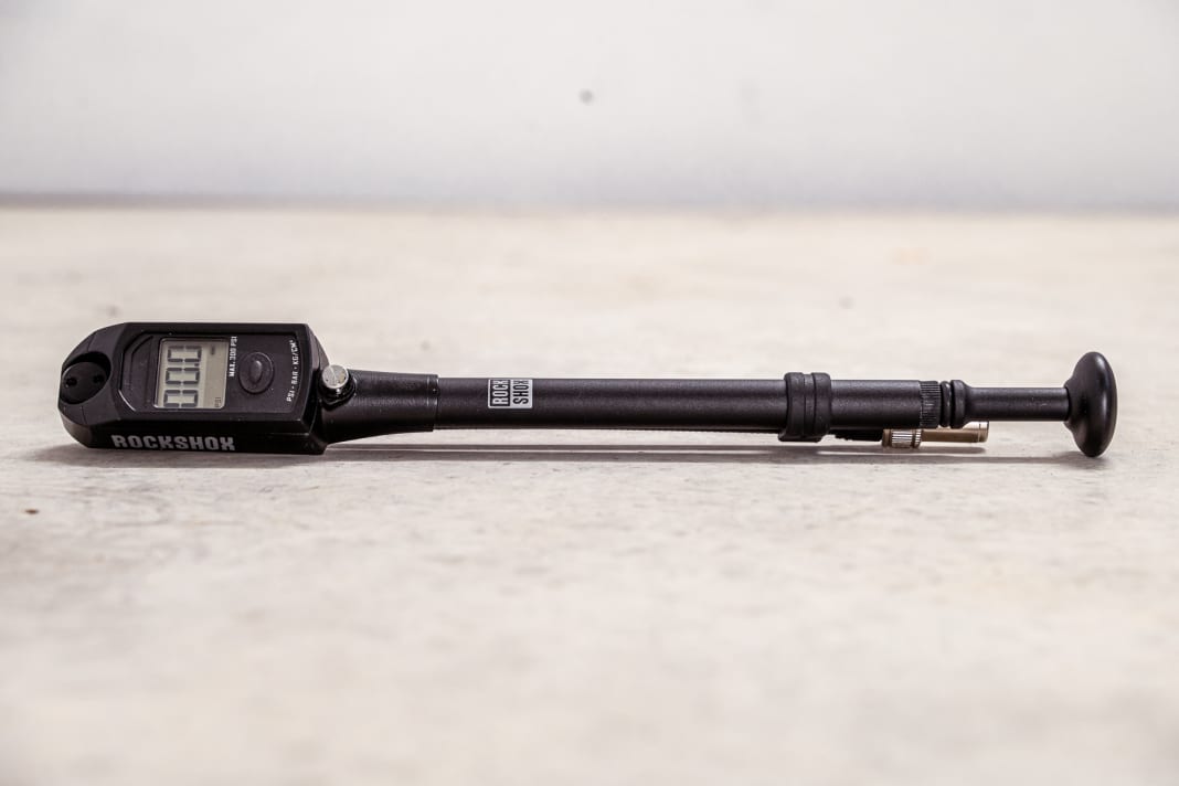 Professional tool for the workshop: the Rockshox shock pump is robust and solidly made - but also long and heavy