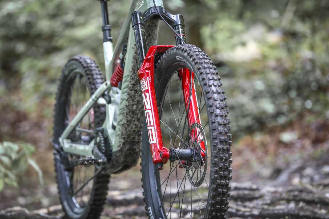 Rockshox Zeb Ultimate 2025: Erstmals gibt's die dicke Enduro-Gabel auch im blutroten Boxxer-Design, das Innenleben wurde gegenüber dem Vorgäner leicht überarbeitet.