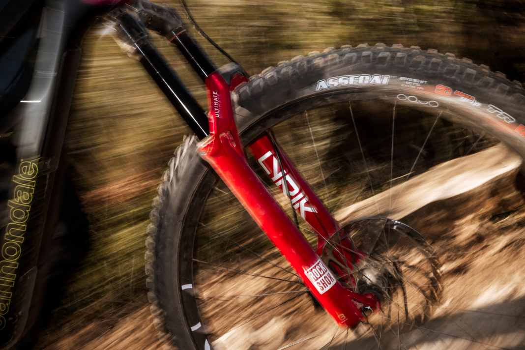 RockShox hat die Federwegsbandbreite der Lyrik wieder auf 140 bis 170 Millimeter aufgestockt. Beim Vorgänger war bei 160 Millimetern Schluss. Enduro-Fahrer können damit künftig selbst entscheiden, ob sie zur leichteren Lyrik oder zur brachialen ZEB greifen.