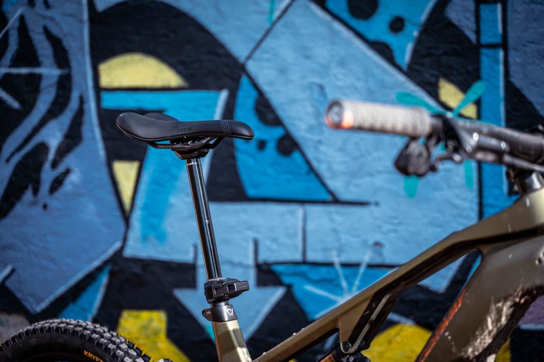 Rockshox presents a completely redesigned version of the Reverb AXS wireless dropper post.