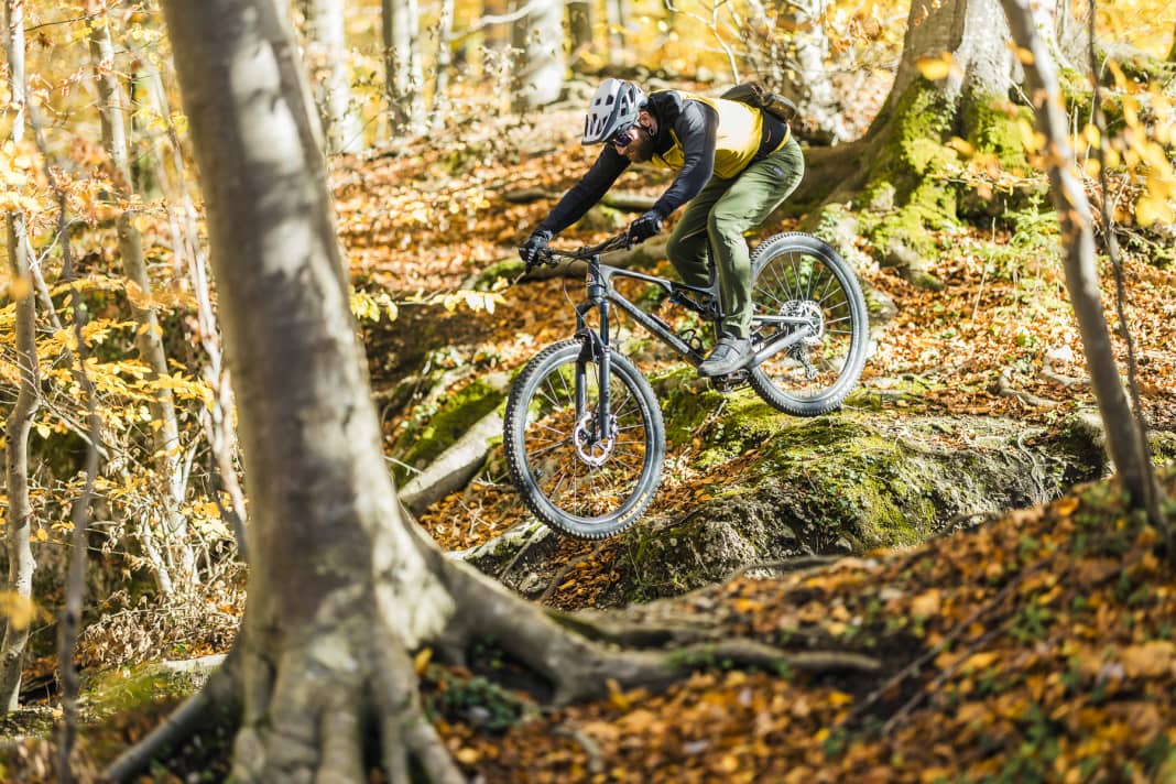 The Element in action: with 130 millimetres of suspension travel, it fits the trail category perfectly
