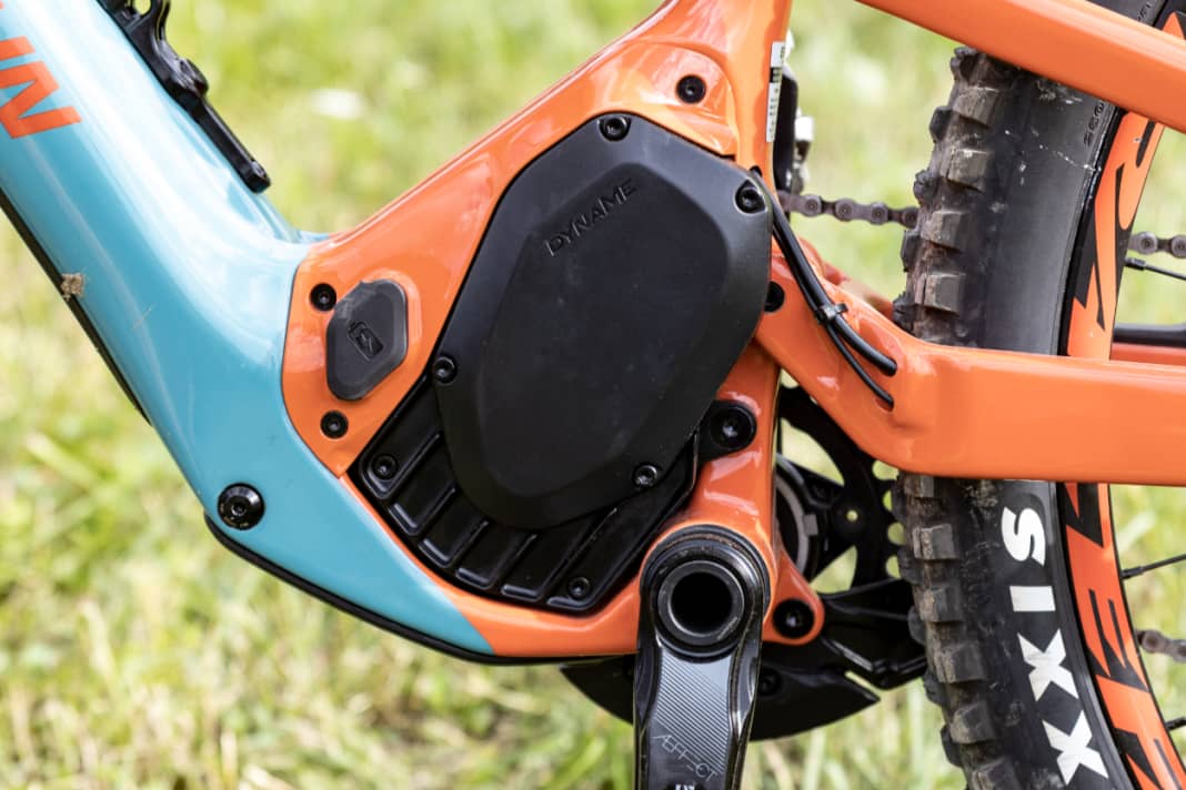 The Dyname motor is not only manufactured in-house by Rocky Mountain, but also features a completely unique design. The crankset is mounted on a standard bottom bracket, and the motor drives the chain via an additional sprocket positioned above the chainring.