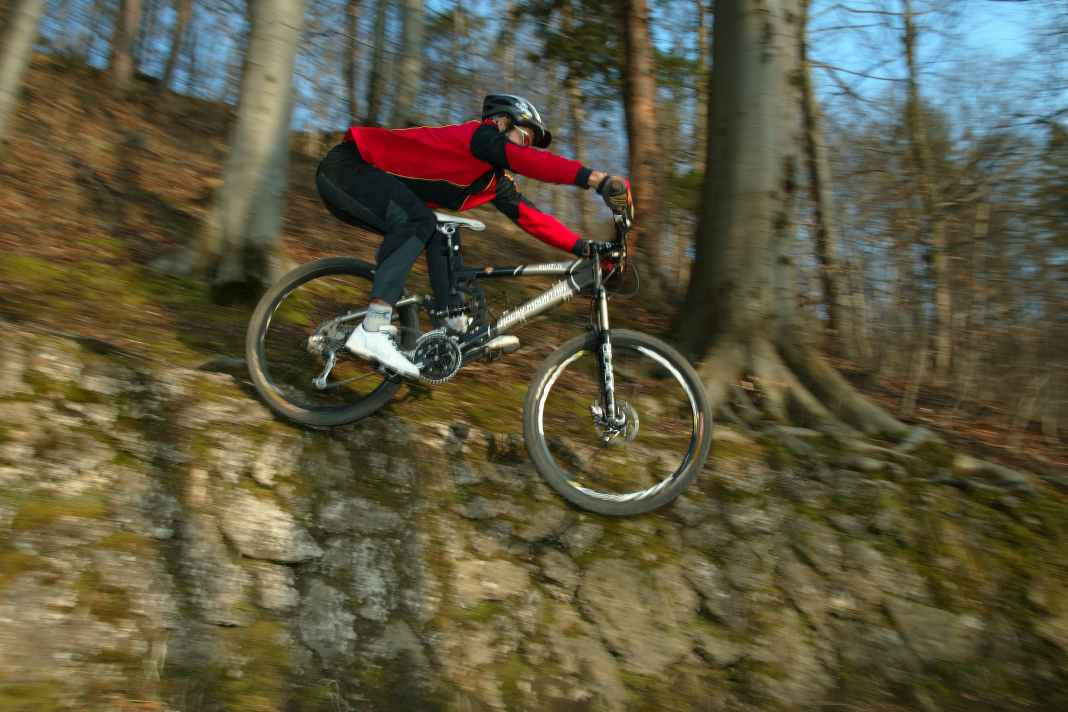 Mutprobe im Jahr 2002: Mauer an der Isar. Kniffelige Anfahrt, flache Landung. Das Rocky Mountain Switch lieferte das nötige Selbstvertrauen. 120 Millimeter Federweg.