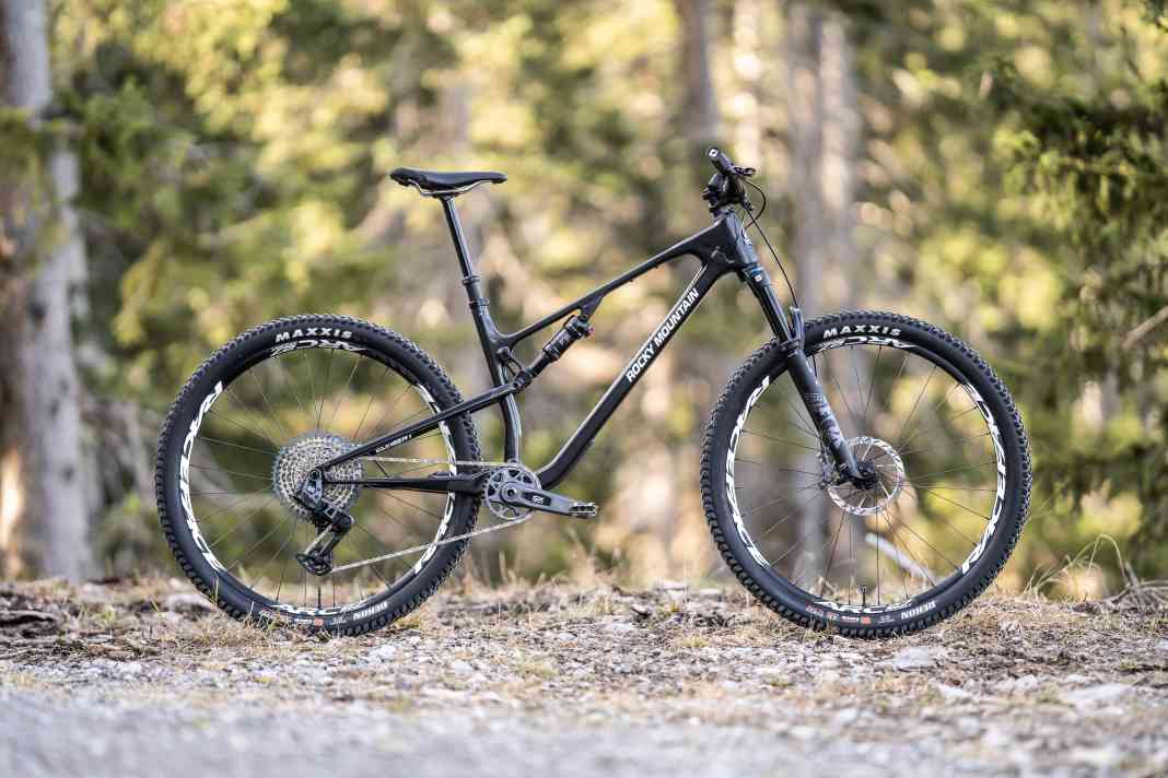 Das getestete Rocky Mountain Element C70 kostet 7300 Euro, besitzt einen Carbon-Rahmen und bringt 12,3 kg ohne Pedale auf die Waage.