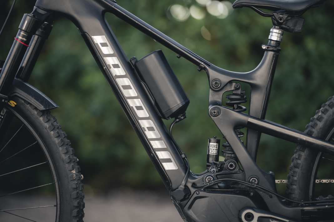 The range extender for Srams Eagle Powertrain delivers 250 Wh and should weigh 1.5 kilos. Price: 499 euros plus 120 euros mounting kit.