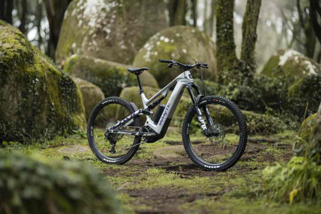 Mit 160/150 mm Federweg soll das Whyte Kado voll in die Kerbe sportlicher Trail- und Enduro-E-MTBs schlagen.