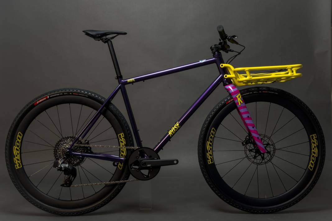 Mail-order company Rose is sending its Hobo flatbar gravel bike to the Giro - in a special edition with the Unibets Rose Rockets look.