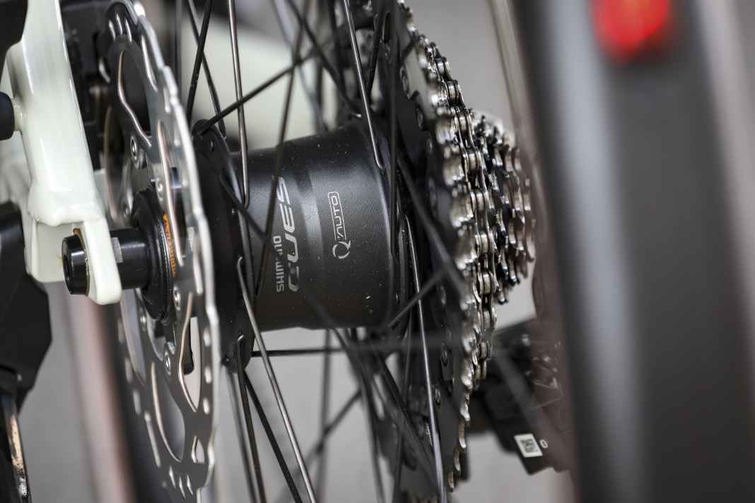 Shimano Q'Auto versorgt die Cues-Di2-Schaltung über eine besonders leichtgängige Dynamo-Nabe mit Strom.