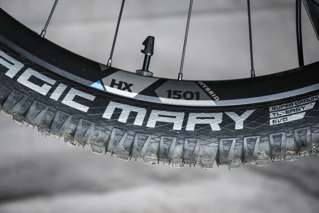 Lightweight aluminium wheels with equally weight-optimised tyres. The front wheel is fitted with Schwalbe's Magic Mary tyres with the thin Super Ground casing.