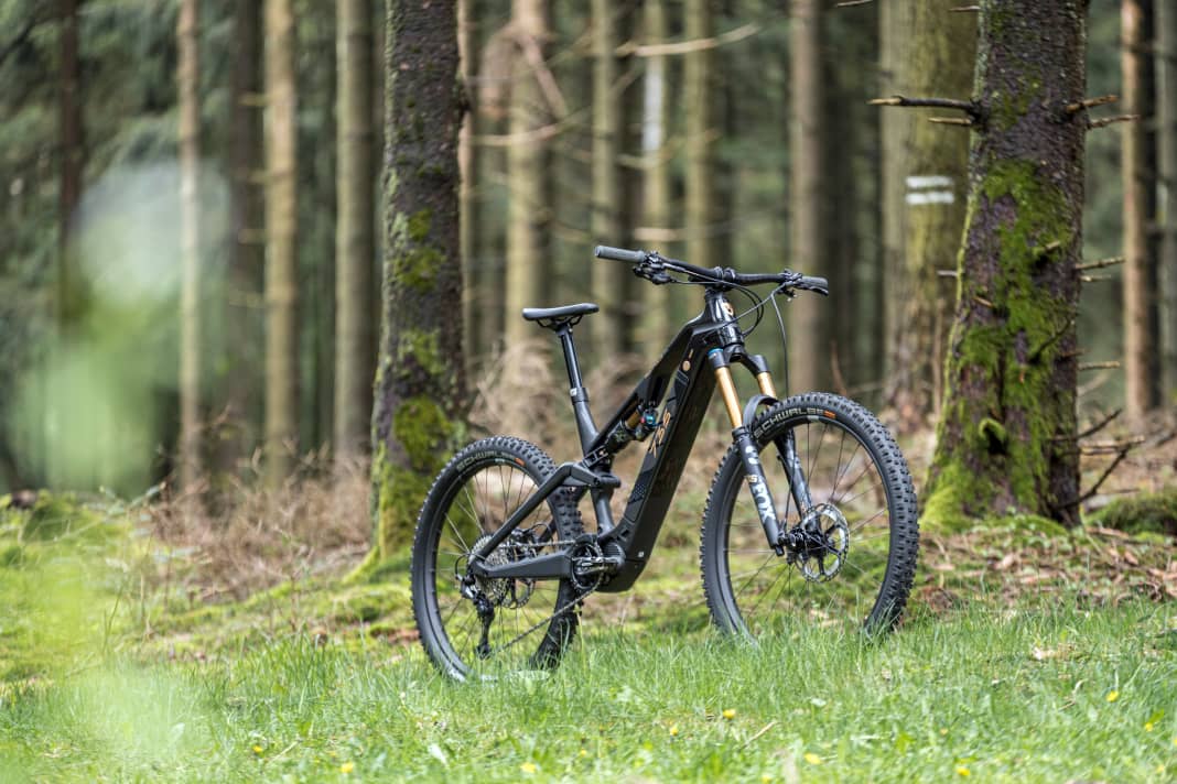 The new R.E735 weighs just 21.6 kilograms. Only 200 grams more than its little brother, the R.X735.