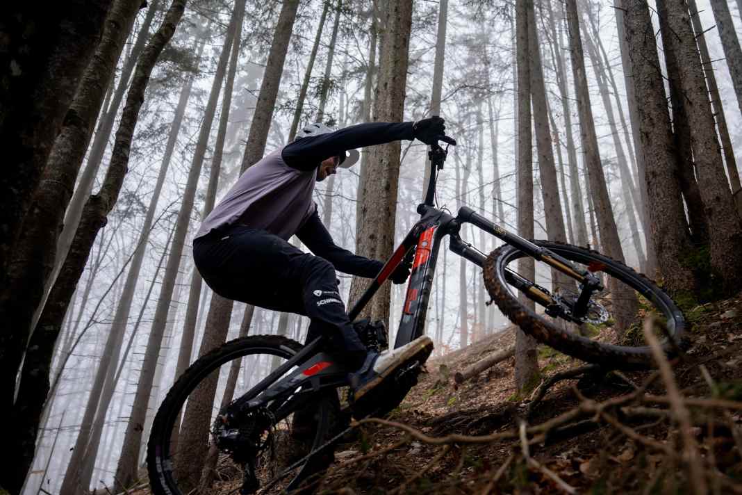 The new E-Enduro offers 170 millimetres of travel at the front and up to 160 millimetres at the rear. The geometry is designed for tricky terrain, both uphill and downhill.